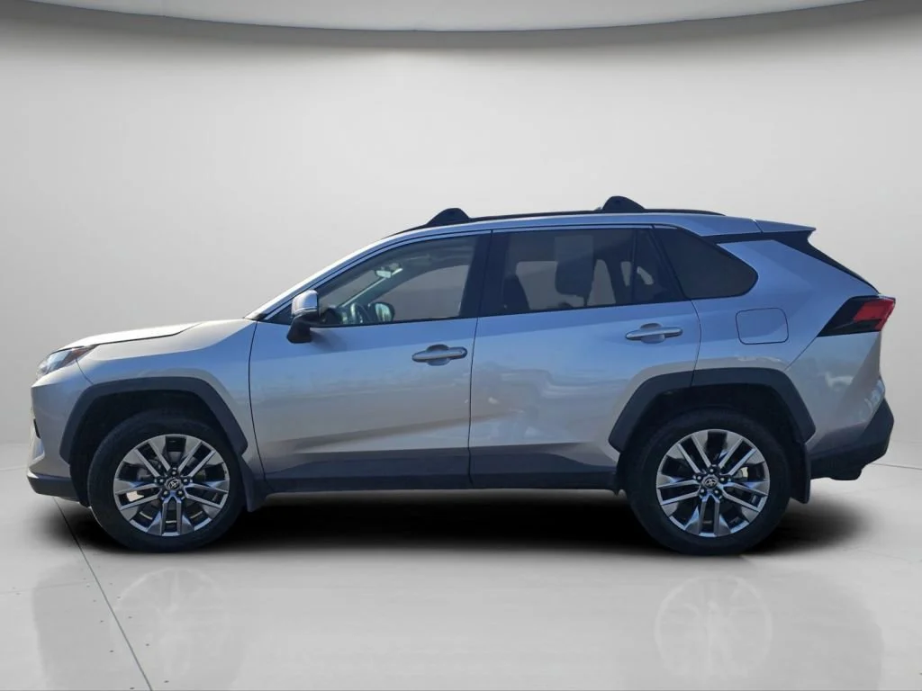 Used 2022 Silver Sky Metallic Toyota XLE Premium image 22