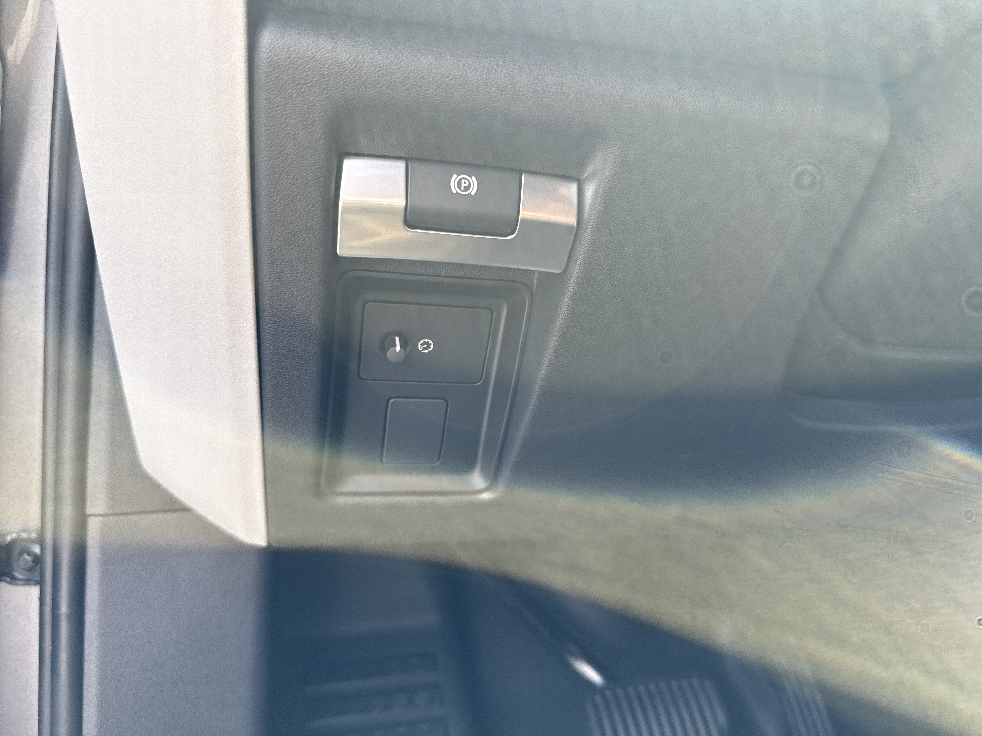 Used 2023  Land Rover S image 13