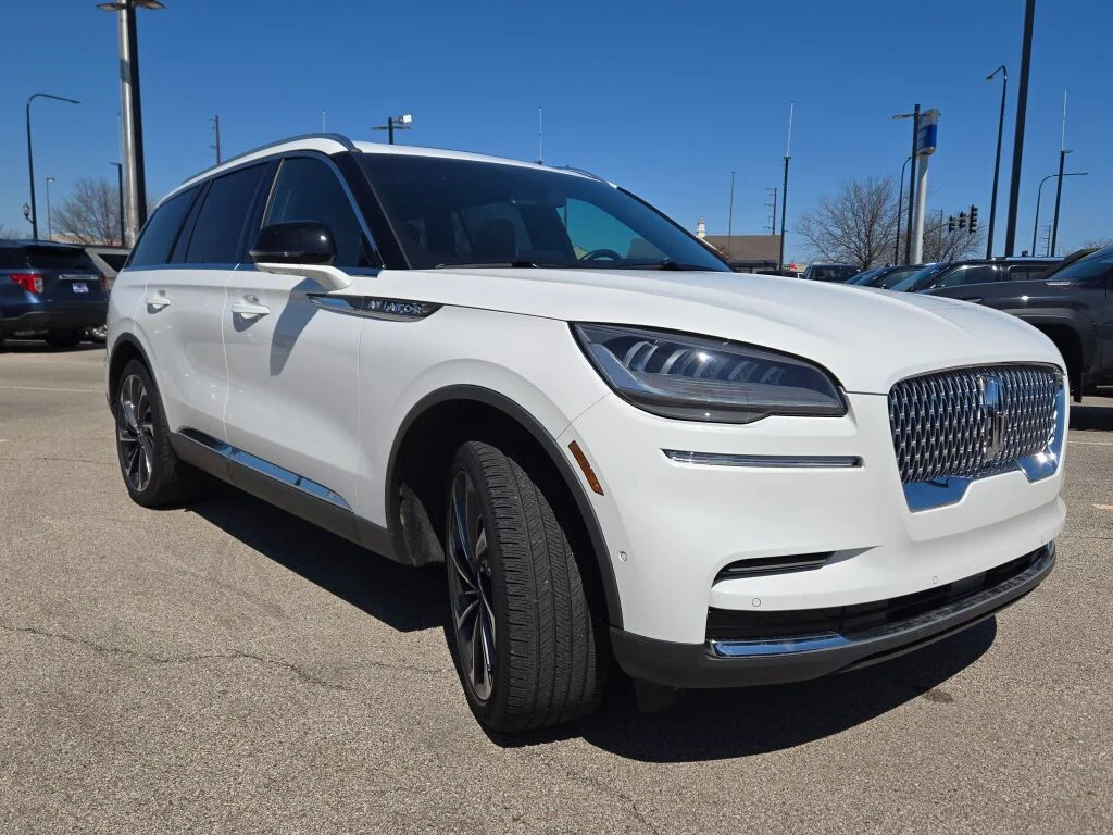 Used 2024 White Metallic Lincoln Reserve image 5