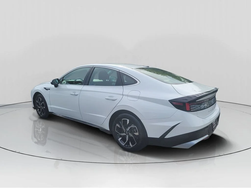 Used 2024 White Hyundai SEL image 5