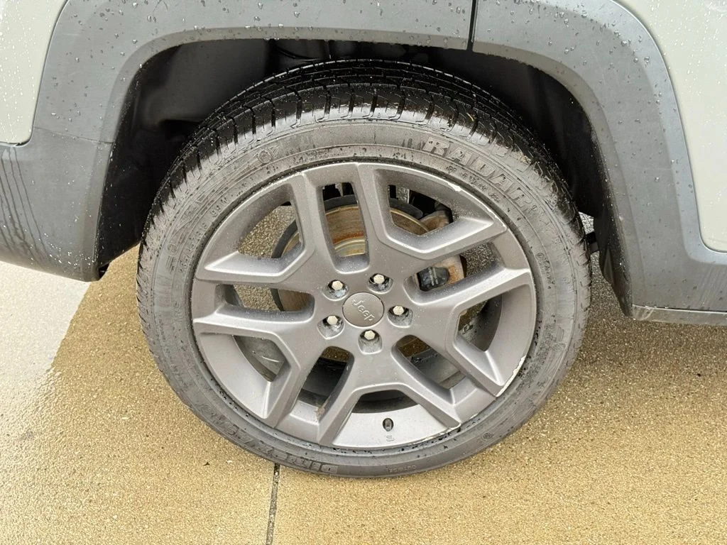 Used 2021 Gray Jeep Latitude image 10