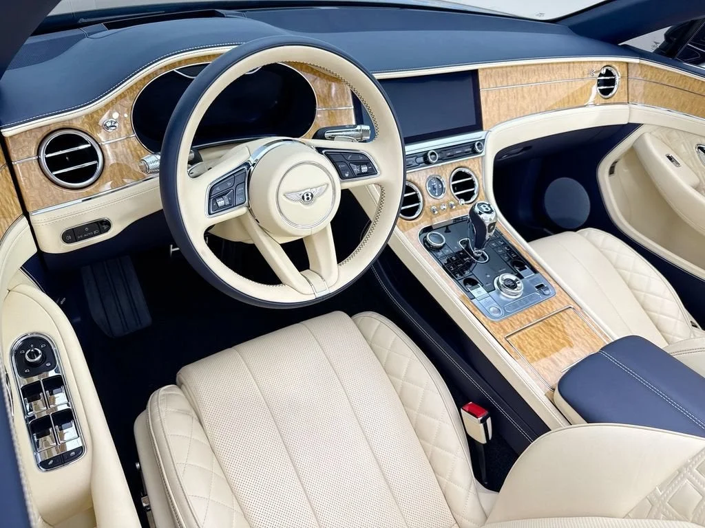 Used 2021  Bentley V8 image 17