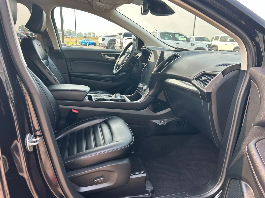 Used 2023 Agate Black Metallic Ford SEL image 18