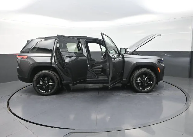 New 2026 Baltic Gray Metallic Clear-Coat Exterior Paint Jeep Limited image 37