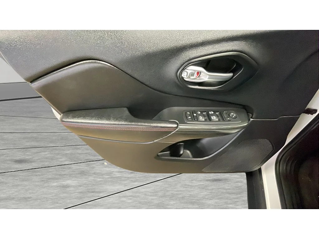 Used 2016 Bright White Clearcoat Jeep Trailhawk image 10