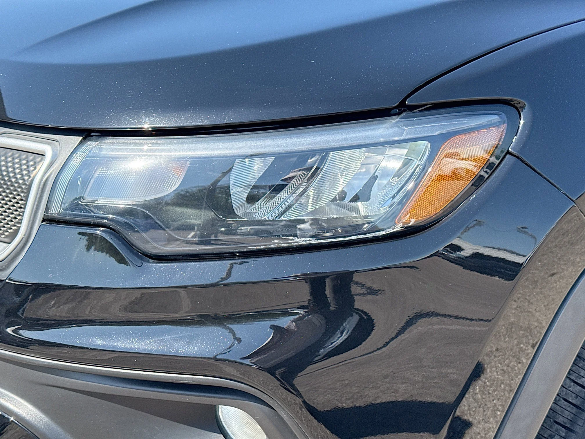 Used 2022 Diamond Black Crystal Pearlcoat Jeep Latitude image 9