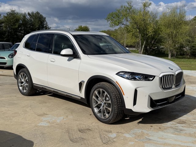New 2026 Mineral White Metallic BMW xDrive40i image 3