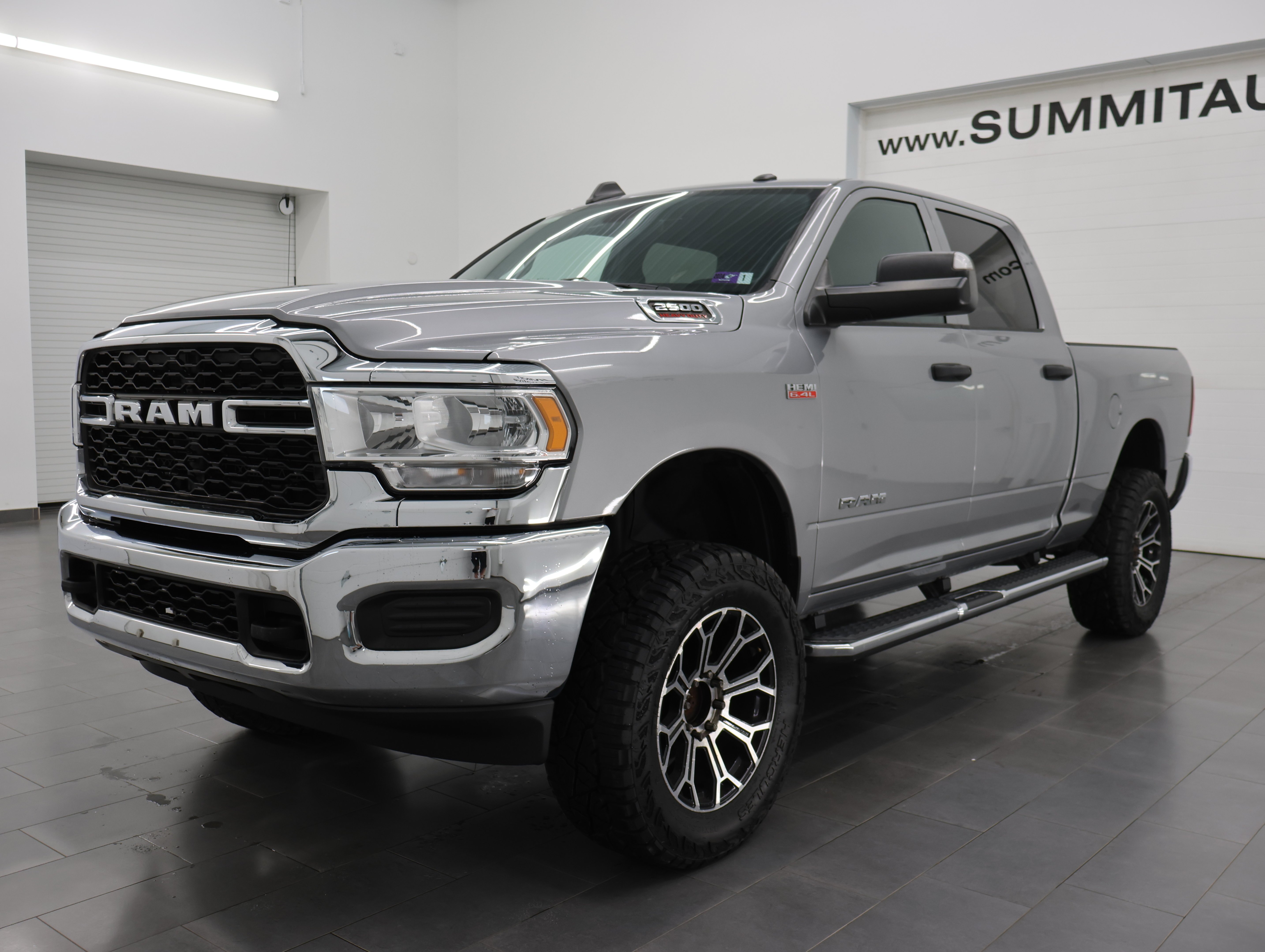 Used 2022 Billet Silver Metallic Clearcoat Ram 4x4 Crew Cab Tradesman: CREW-SHORT-TRADESMAN LVL 2-6.4L V8 HEMI-4WD-20 WHEELS image 7