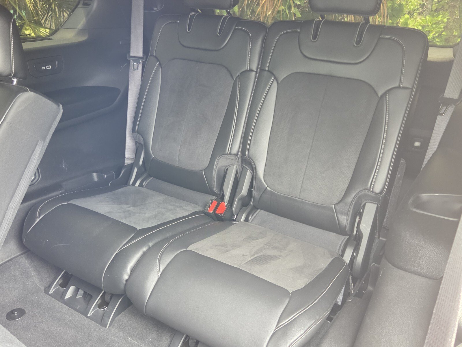 Used 2024 Diamond Black Crystal Pearlcoat Jeep Altitude X image 11