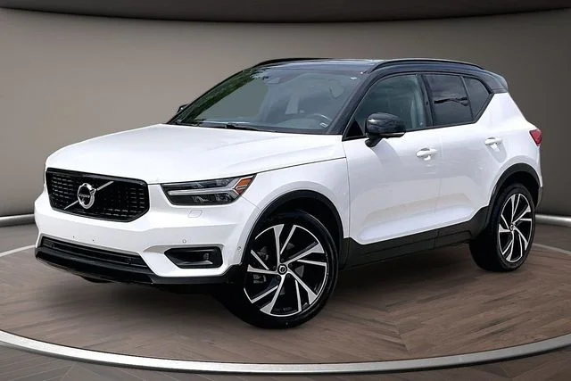 2020 Volvo XC40 T4 R-Design's photo