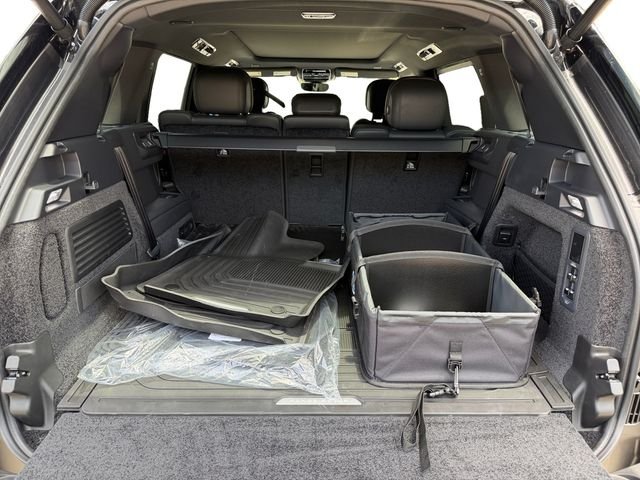 New 2026 Carpathian Grey Land Rover SE image 18
