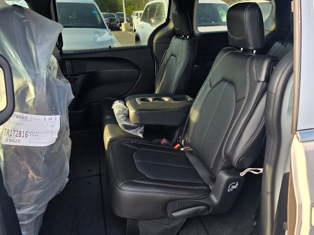 2026 Chrysler Pacifica Select - Photo 13