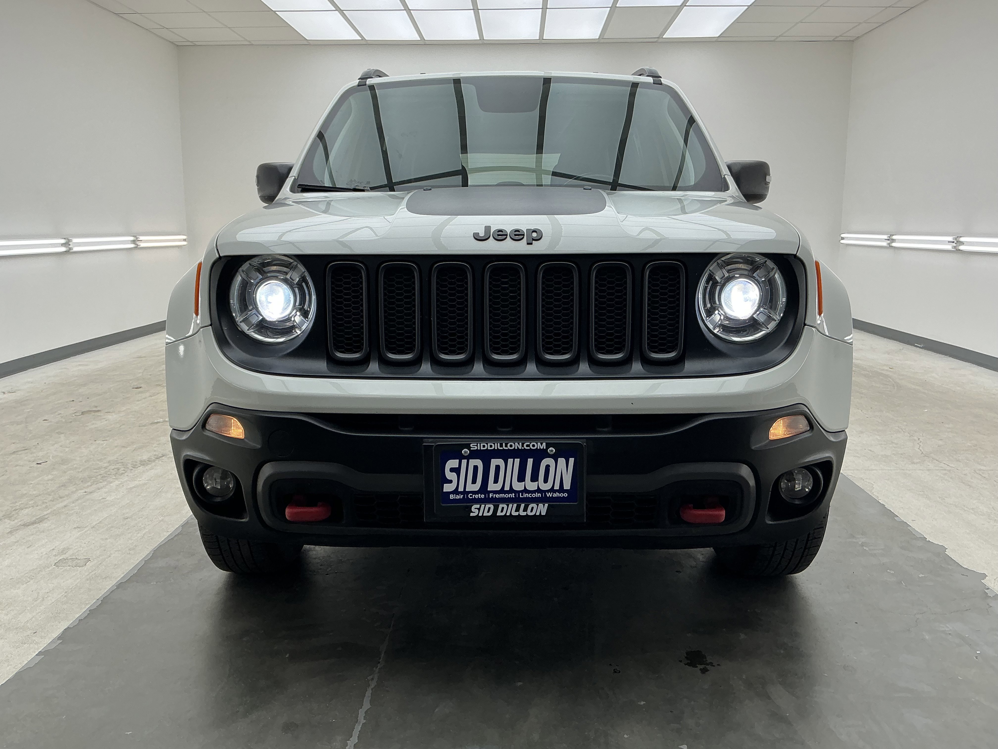 Used 2018 Alpine White Jeep Trailhawk image 2