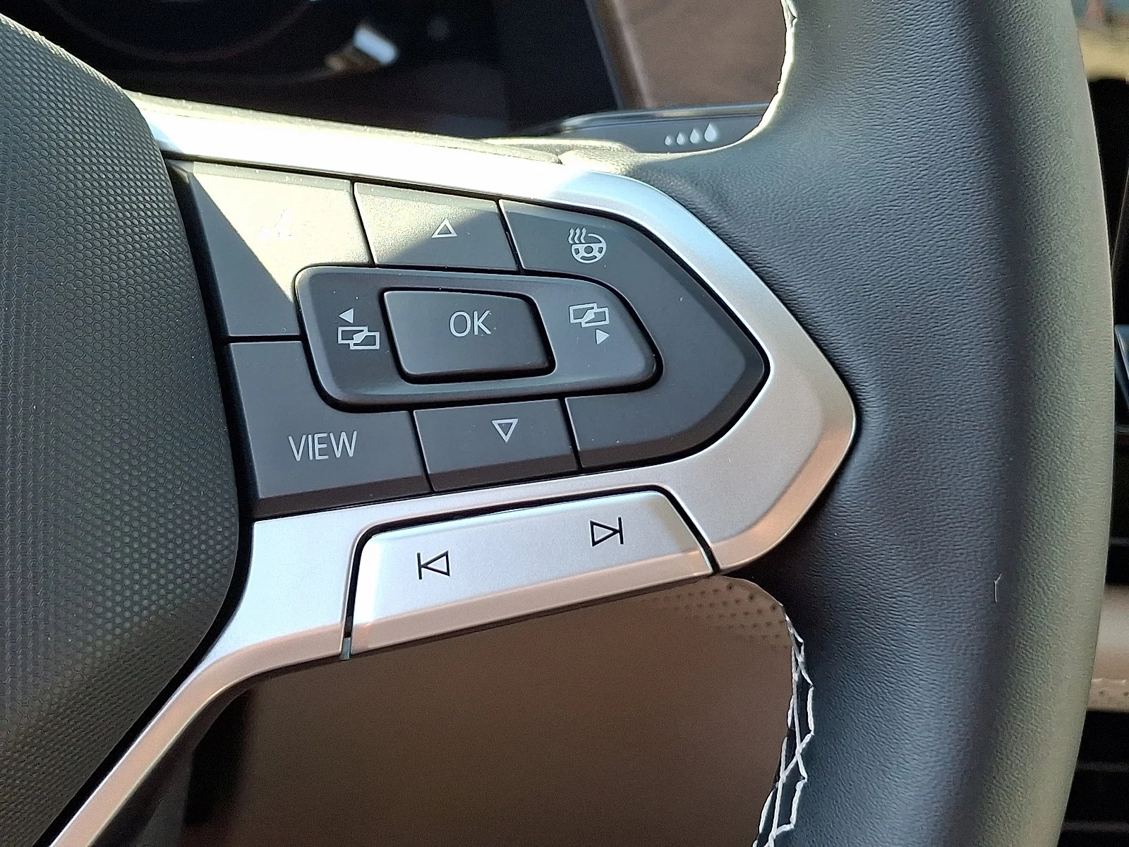 New 2026 Silver Mist Metallic Volkswagen 2.0T SE with Technology image 17