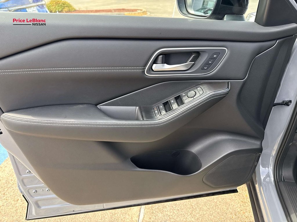 New 2026 Boulder Gray Pearl / Super Black Two-tone Nissan Platinum image 10
