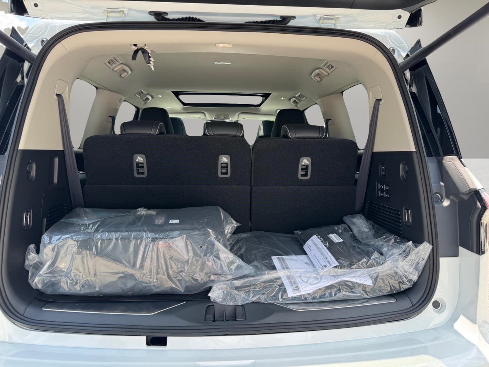 New 2027 RADIANT WHITE INFINITI Luxe 4WD image 12