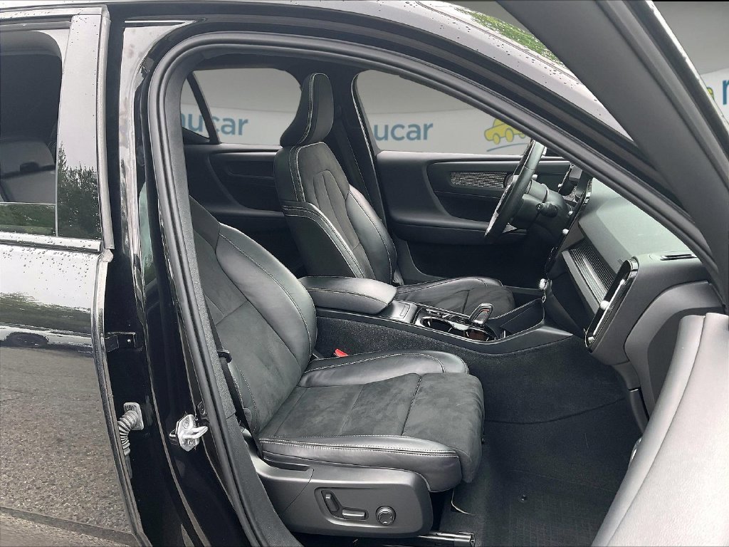 Used 2021 Black Volvo R-Design image 11
