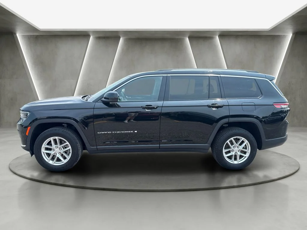 Used 2022 Black Jeep Laredo image 4