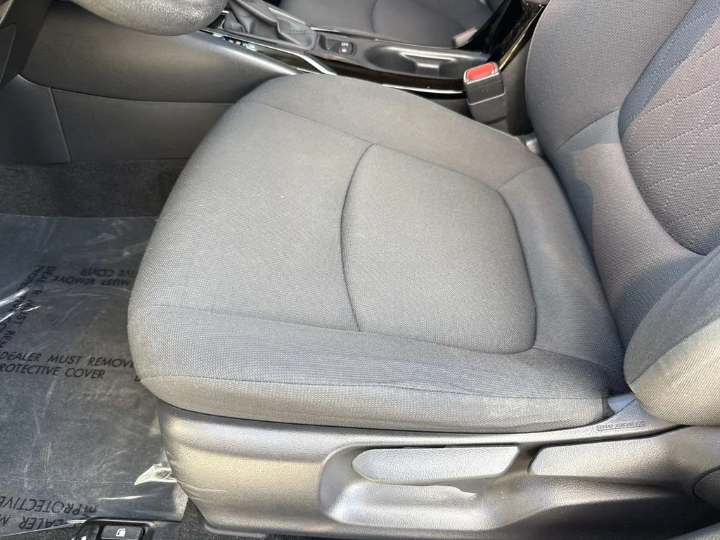 Used 2021 White Toyota LE image 25