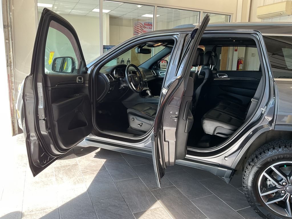 Used 2019 Gray Jeep Limited image 12