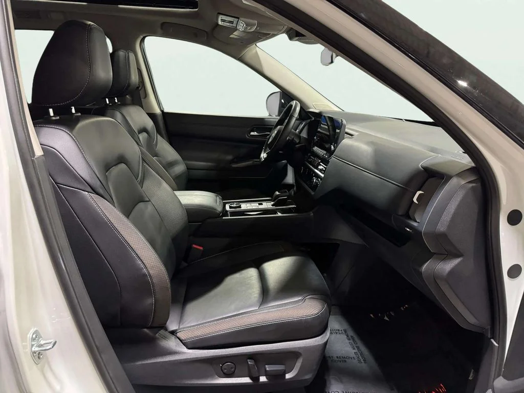 Certified Used 2024 Pearl White Tricoat/Super Black Nissan SL image 29