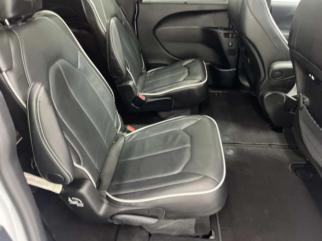 Used 2025 Bright White Clearcoat Chrysler Limited FWD 1 OWNER 3.6L image 28
