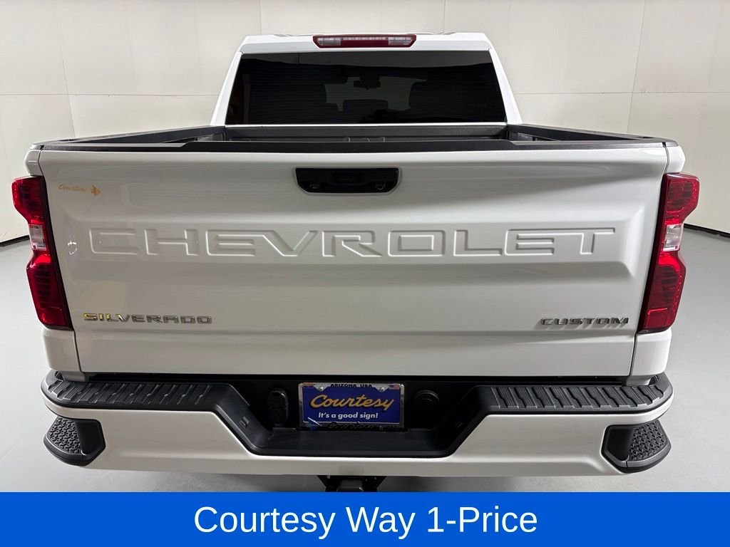 Used 2024 White Chevrolet Custom image 9