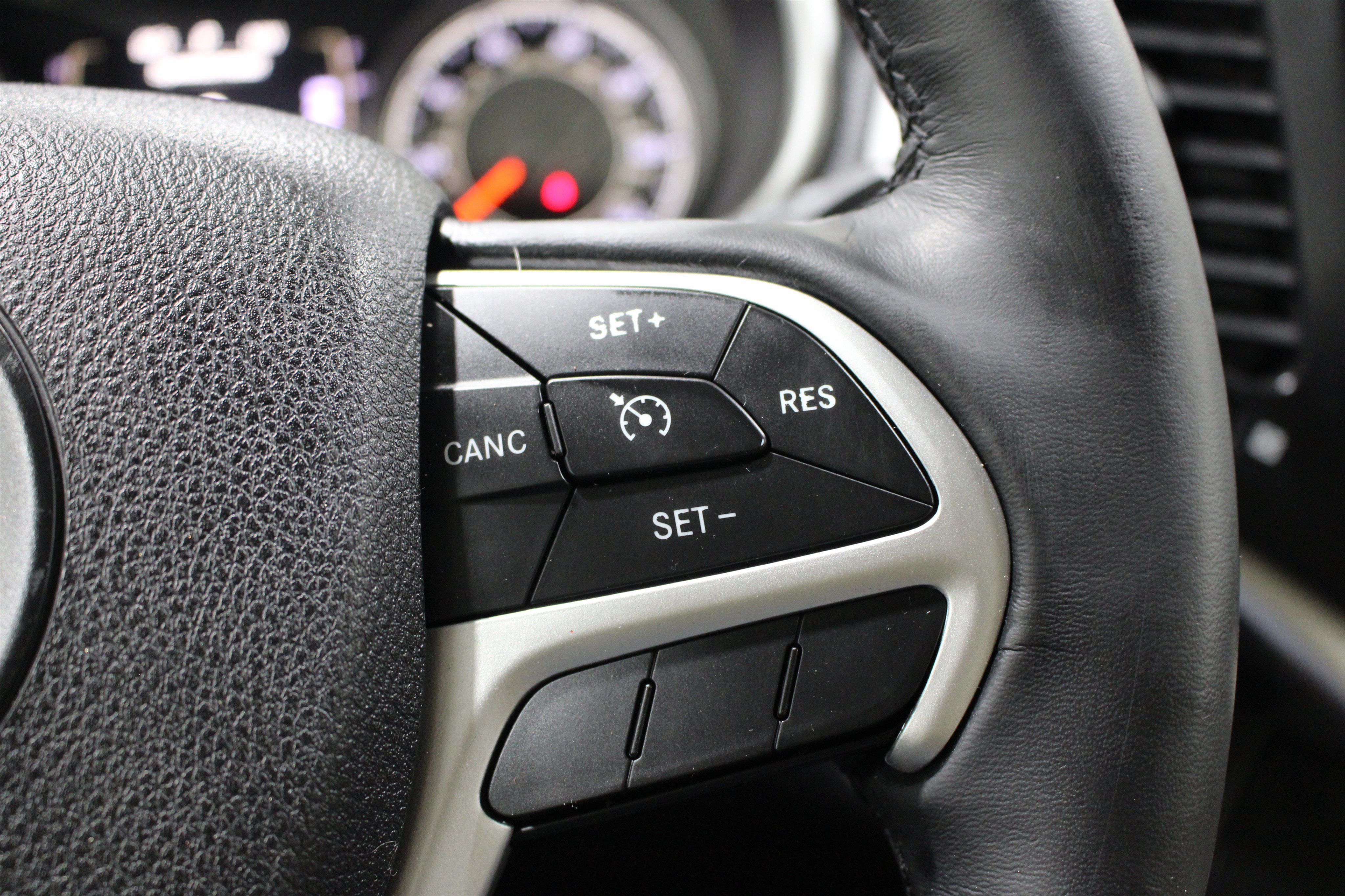 Used 2015 Granite Crystal Metallic Clearcoat Jeep Latitude image 12