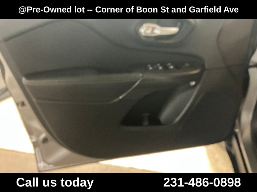 Used 2016 Silver Jeep Latitude image 15