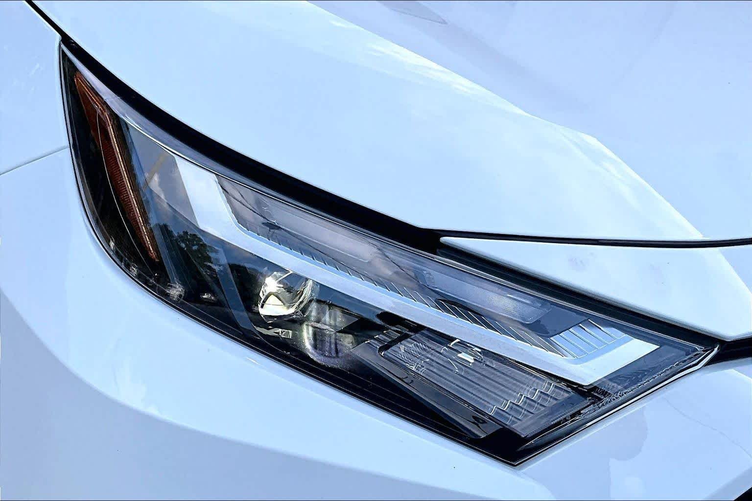 Used 2022 White Toyota Hybrid XLE image 28