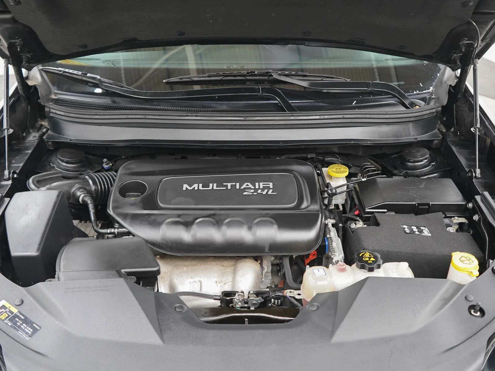 Used 2019  Jeep Latitude image 28
