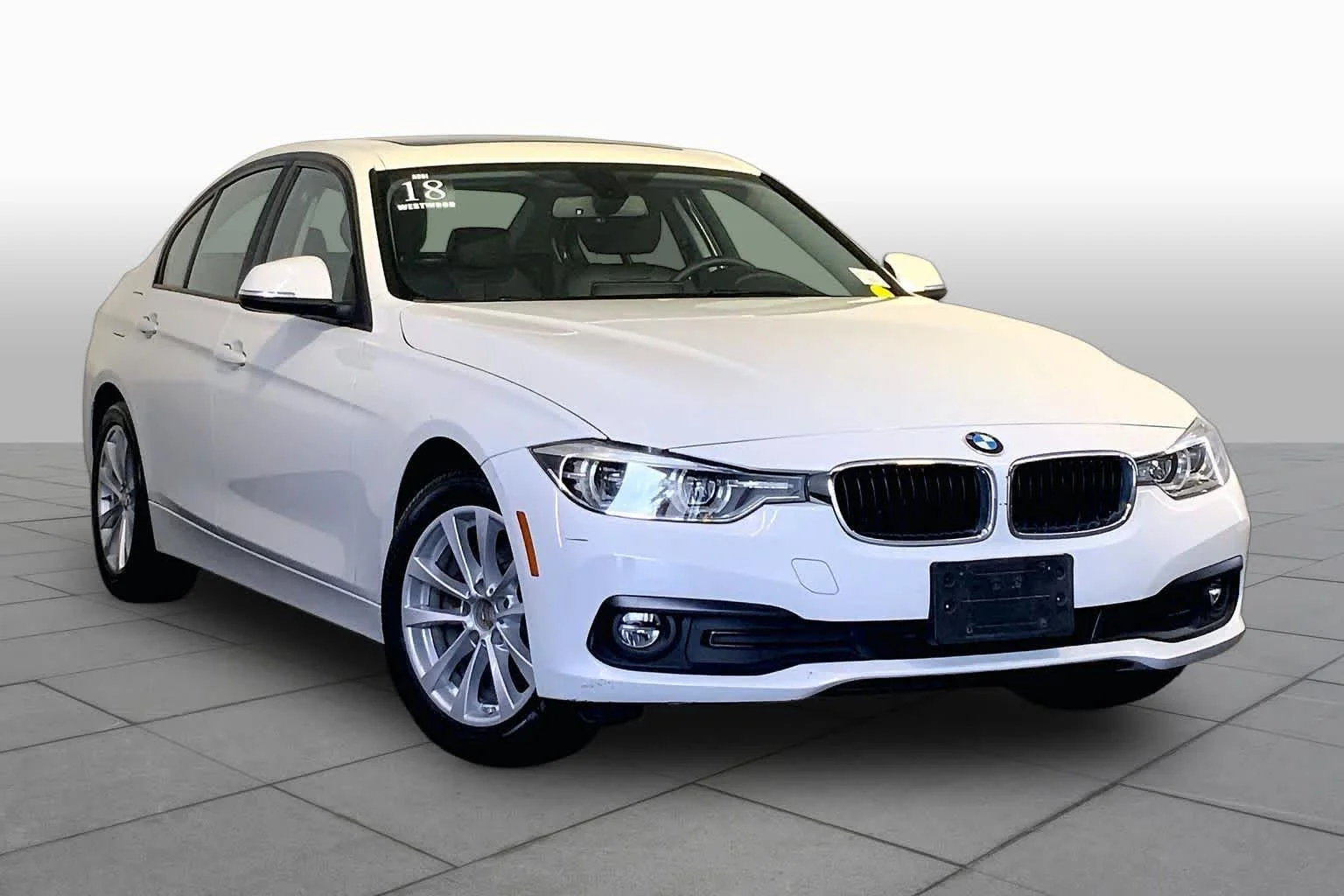 Used 2018 Alpine White BMW 320i xDrive image 3