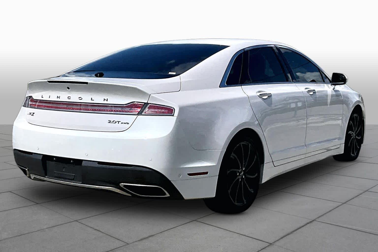 Used 2020 White Platinum Metallic Tri-Coat Lincoln Reserve image 13