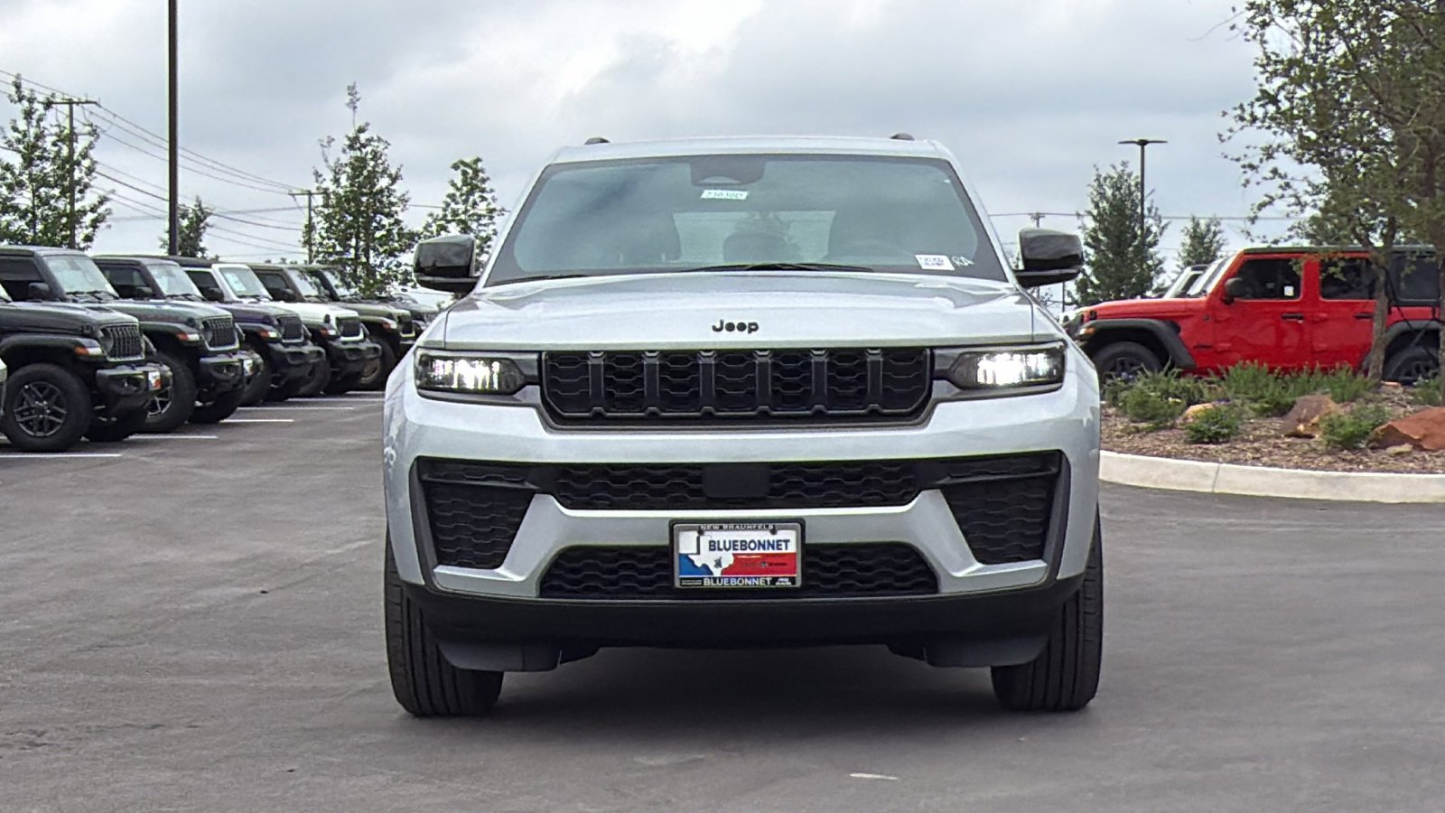 New 2026 Silver Zynith Exterior Paint Jeep Laredo Altitude image 2