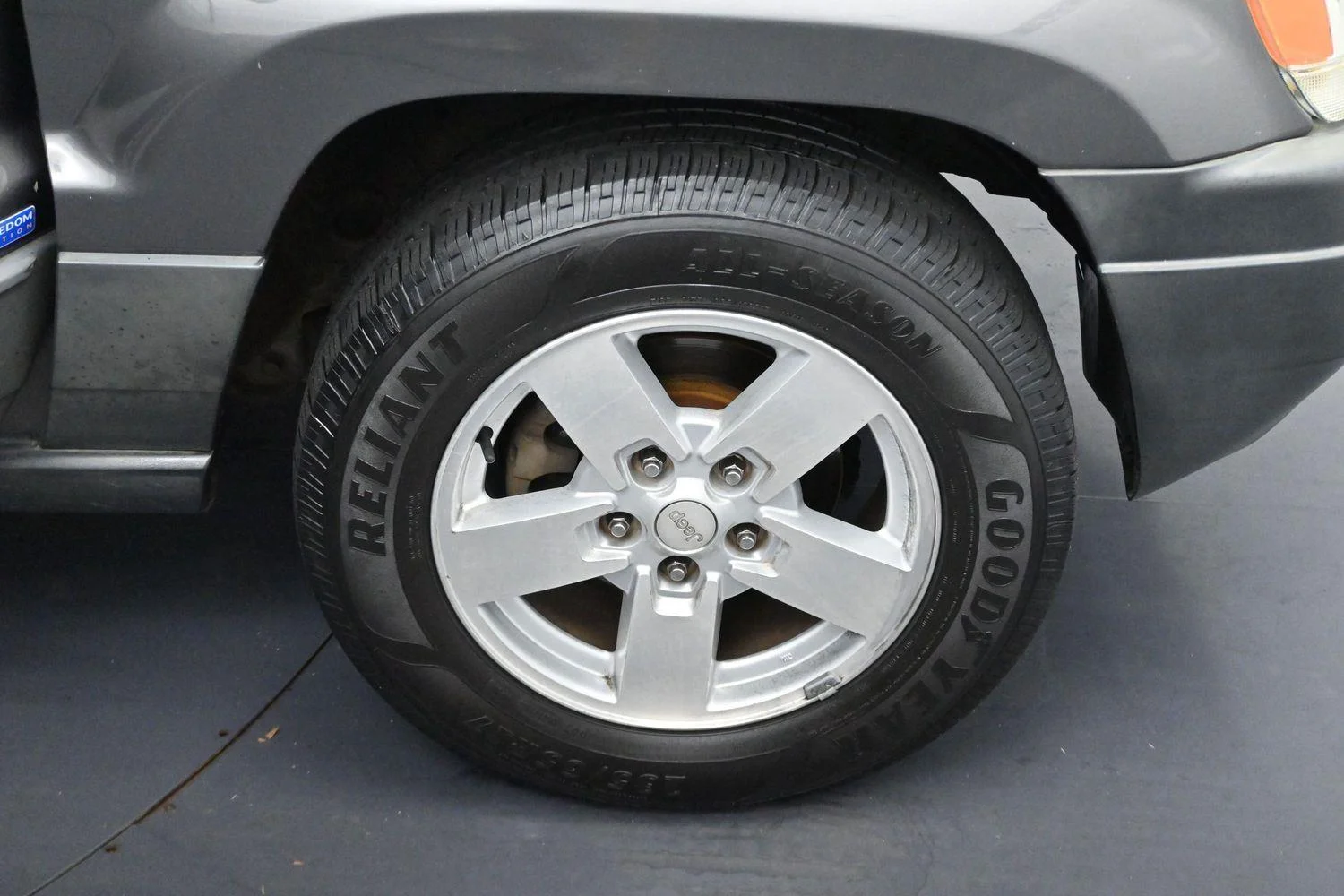 Used 2004  Jeep Columbia Edition 2WD image 27