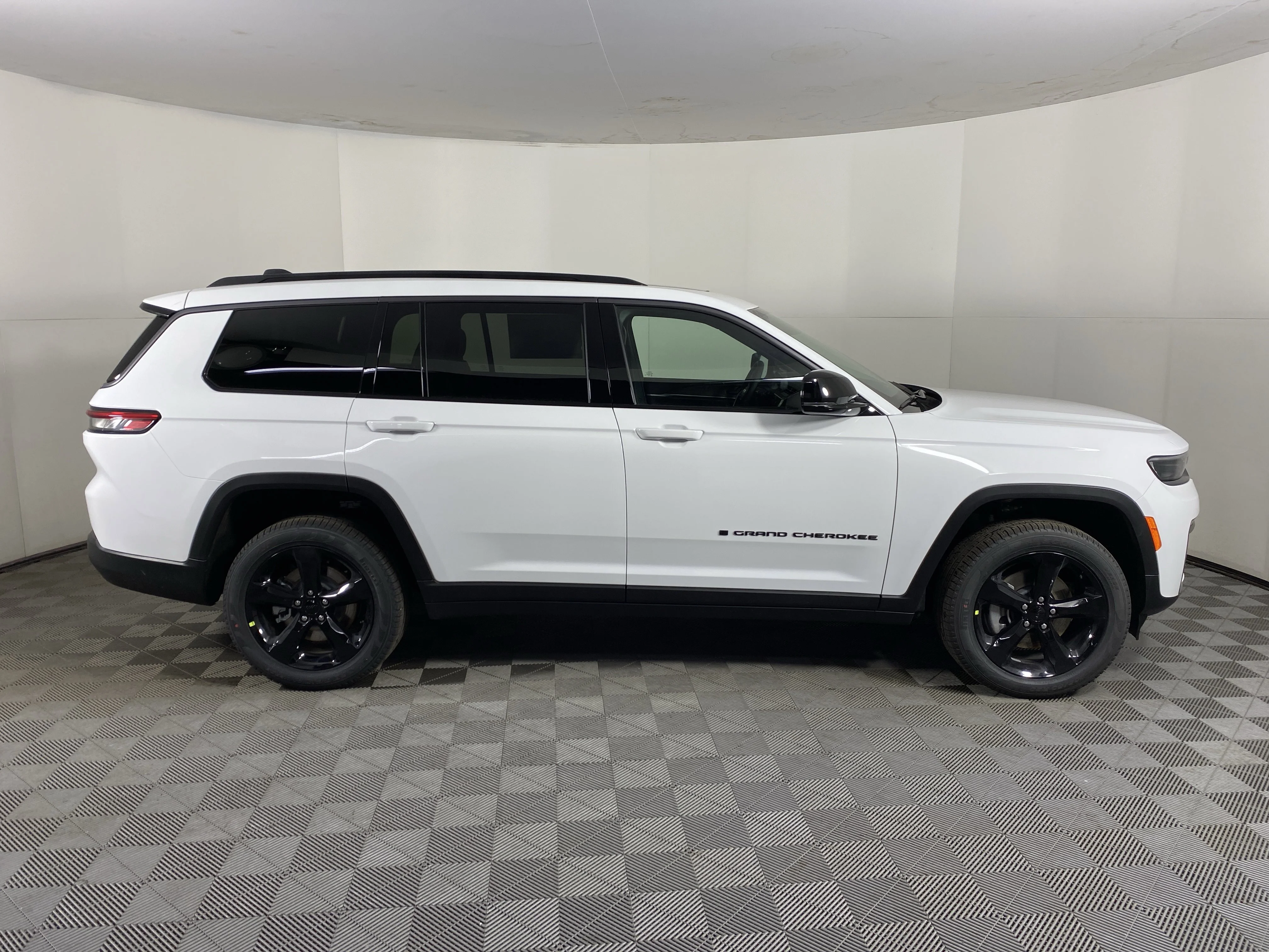 New 2026 Bright White Clear-Coat Exterior Paint Jeep Limited image 7