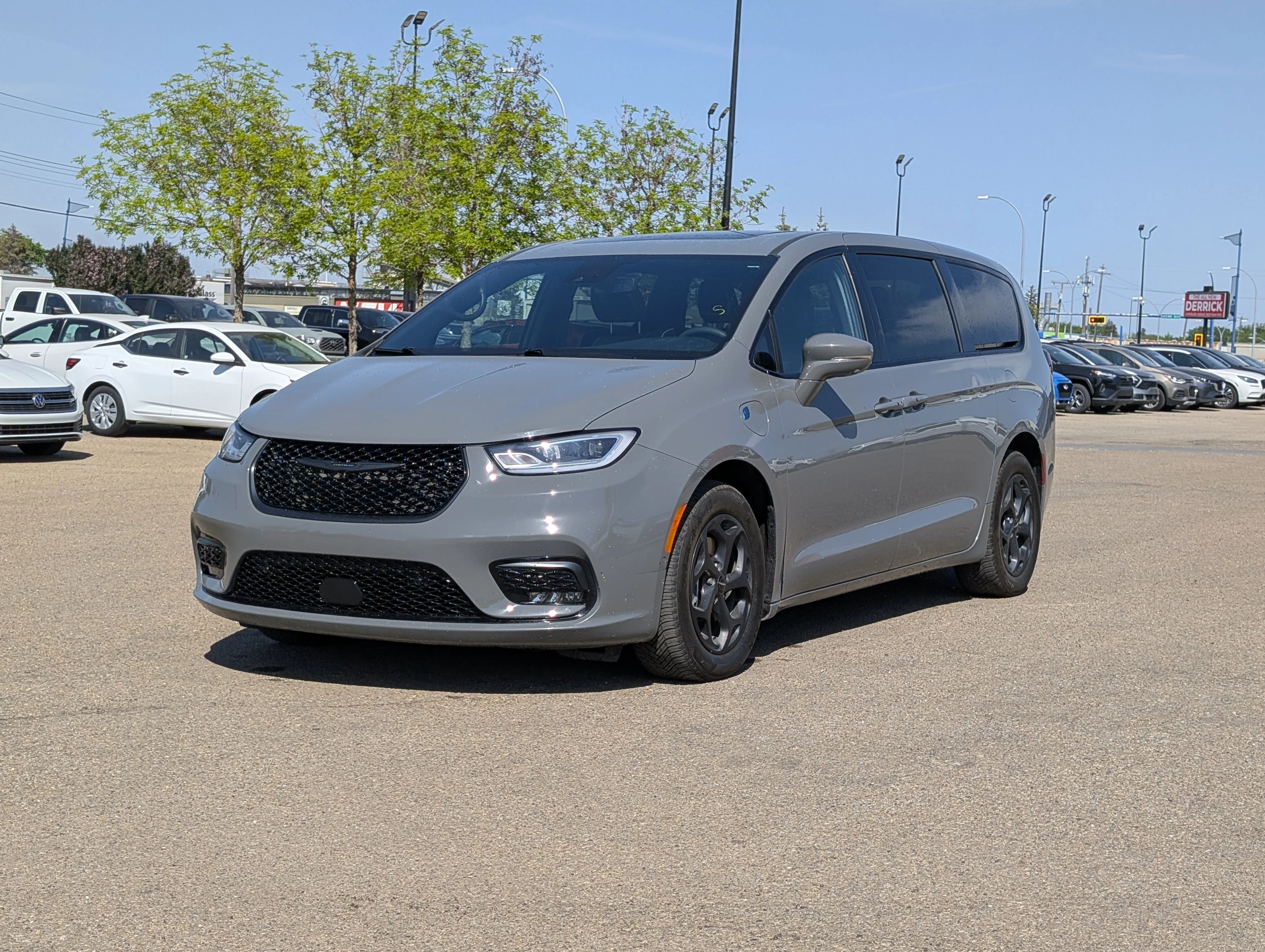 Used 2022 Ceramic Grey Chrysler Limited image 2