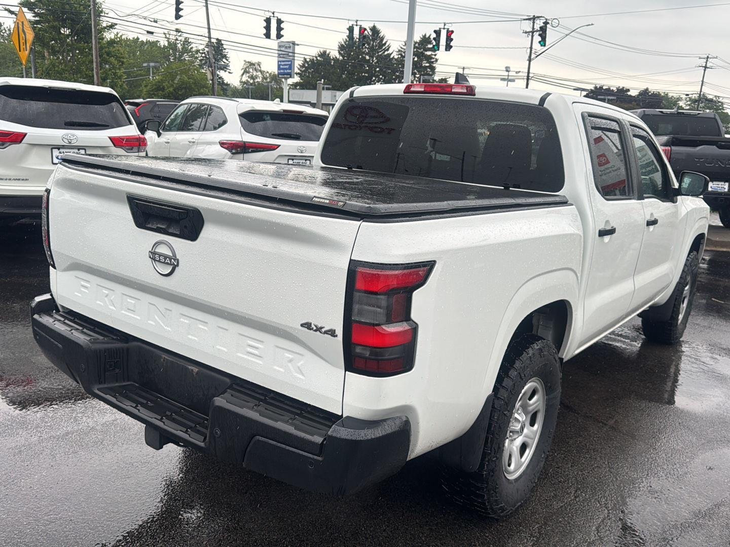 Used 2022 Glacier White Nissan S image 6