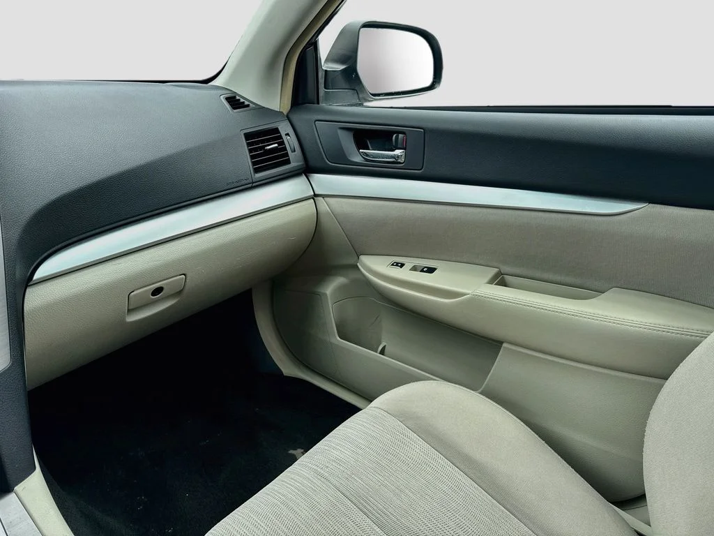 Used 2013 White Subaru 2.5i image 27