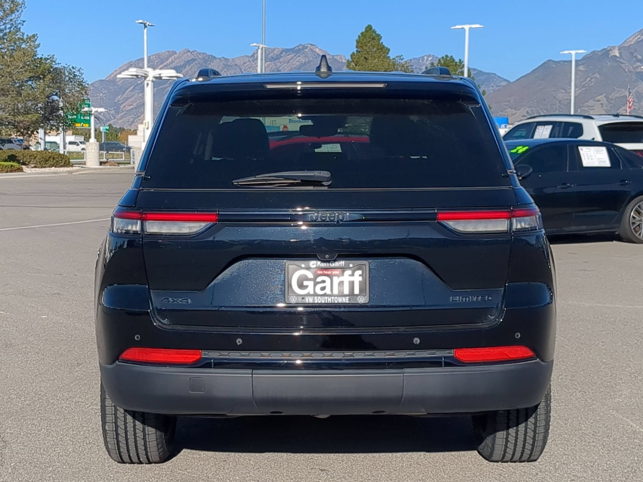 Used 2023 Diamond Black Crystal Pearlcoat Jeep Limited image 4