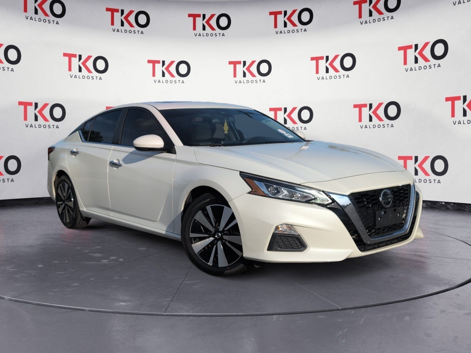 Used 2022 Pearl White Tricoat Nissan 2.5 SV image 2