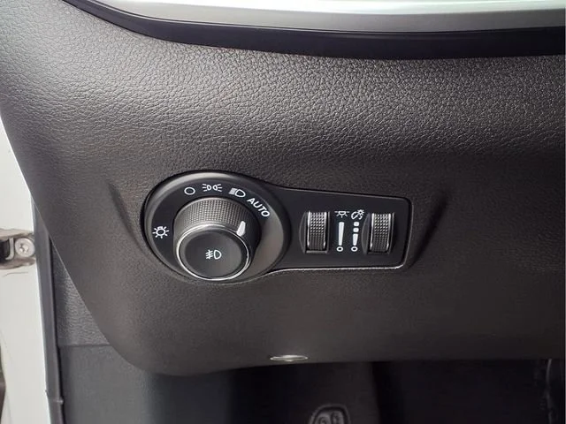 Used 2024  Jeep Latitude image 18