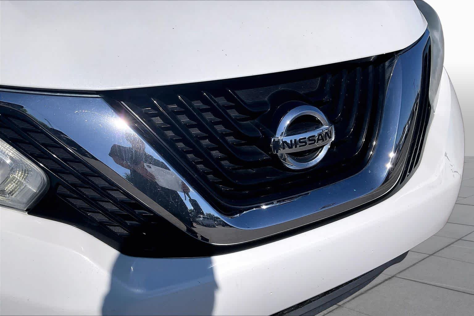 Used 2015 Pearl White Nissan SL image 28