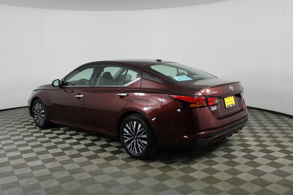Used 2025 Red Nissan 2.5 SV image 4
