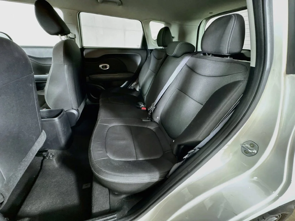 Used 2016 White Kia Base image 25