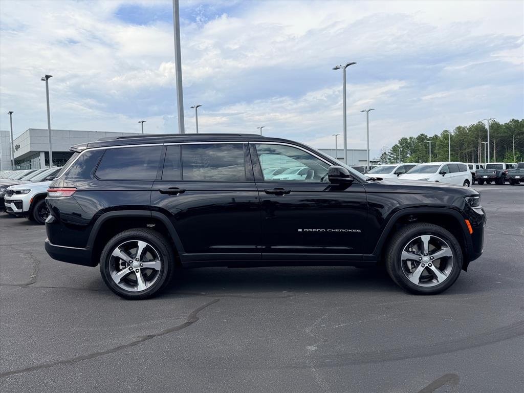 New 2026 Diamond Black Crystal Pearl-Coat Exterior Paint Jeep Limited image 2