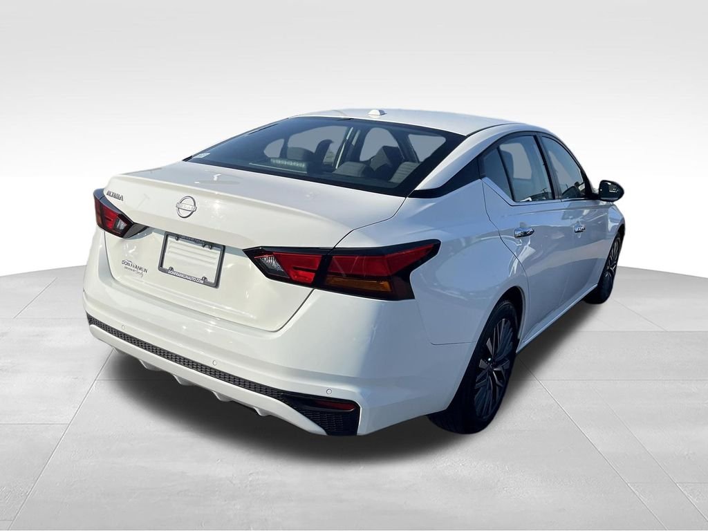 Used 2025 White Nissan 2.5 SV image 5