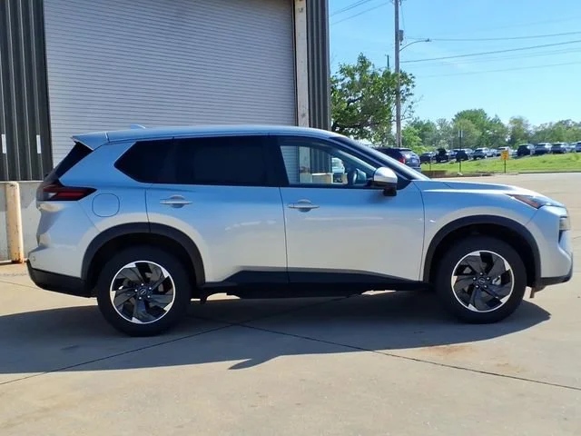 Used 2024  Nissan SV image 5