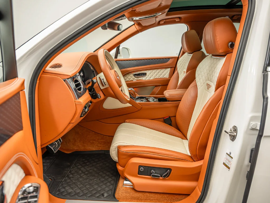 Used 2022 White Bentley V8 image 45