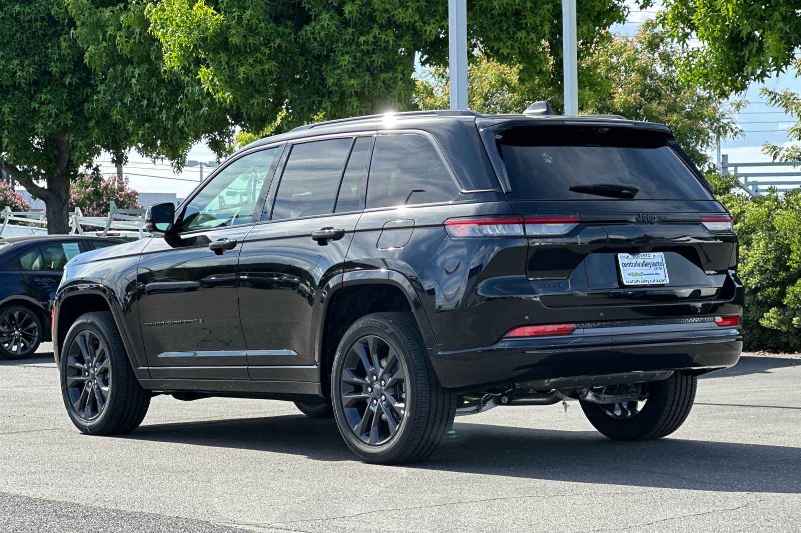 New 2026 Diamond Black Crystal Pearlcoat Jeep Limited Reserve image 6